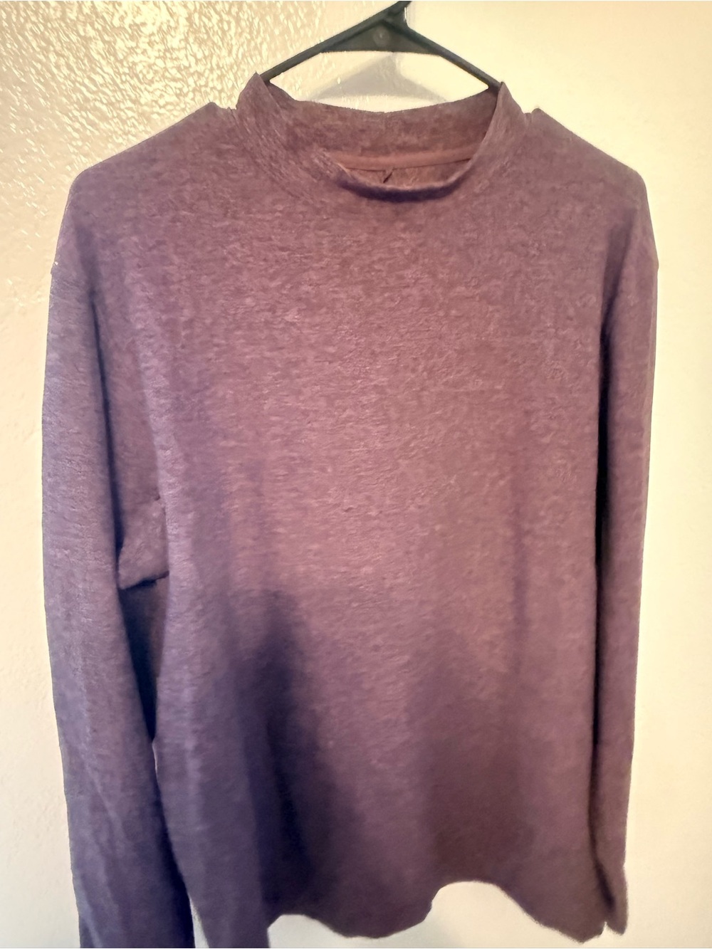 Lululemon man Plum Long Sleeve Pullover
A pocket with zipper onside back, warm